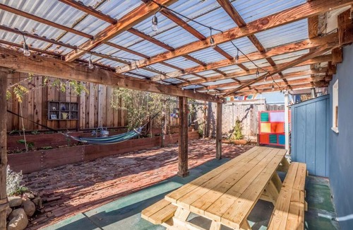 Eastside Santa Cruz Casa | Santa Cruz Style Beach retreat, 5min walk to beach