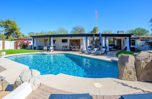 Central Scottsdale Casa | Santa Fe Modern en el centro de Scottsdale con piscina privada climatizada