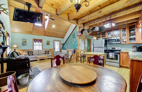 Robbinsville Cabina | Santeetlah Lake Retreat w/ Dock: Walk to Water!