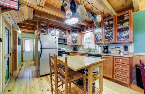 Robbinsville Cabina | Santeetlah Lake Retreat w/ Dock: Walk to Water!