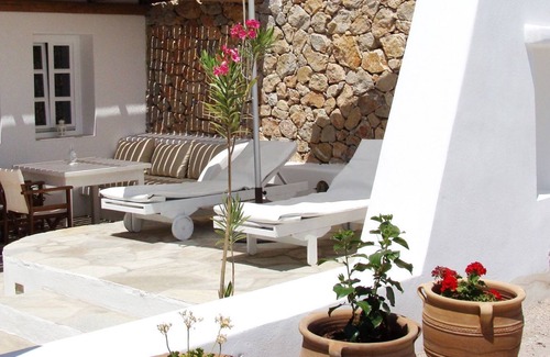Vourvoulos Apartamento | Santorini Suite with Jacuzzi 3 by Delfus