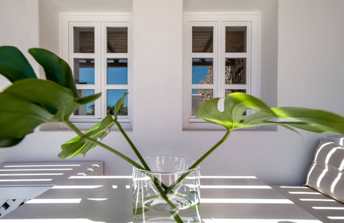 Vourvoulos Apartamento | Santorini Suite with Jacuzzi 3 by Delfus