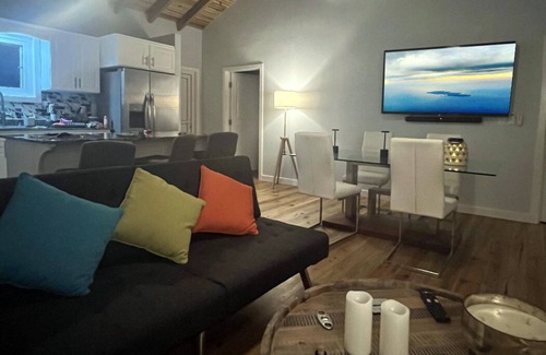 Isla de Utila Casa | Sapphire House Utila, a Waterfront 2 Bedroom Upscale Private Home.