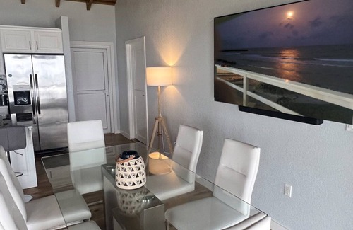 Isla de Utila Casa | Sapphire House Utila, a Waterfront 2 Bedroom Upscale Private Home.