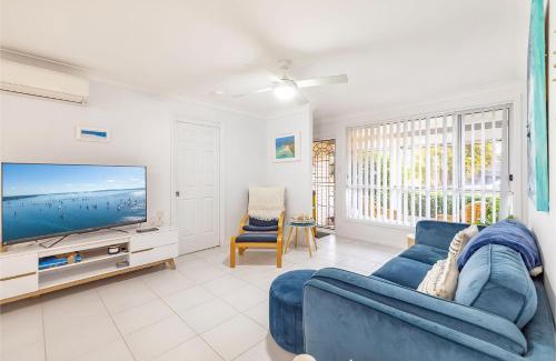 Fingal Bay Casa | Sapphire Sands 1 52 Boulder Bay Rd air con Wi Fi Cot and Highchair