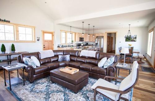 Emigrant Casa | Sapphire Solace · Sapphire skies and mountain views of a lifetime