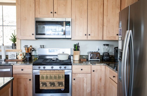 Emigrant Casa | Sapphire Solace · Sapphire skies and mountain views of a lifetime