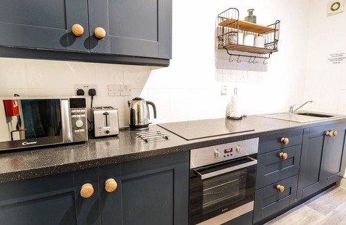 Barmouth Cabaña | SAPPHIRE SUITE, country holiday cottage in Barmouth