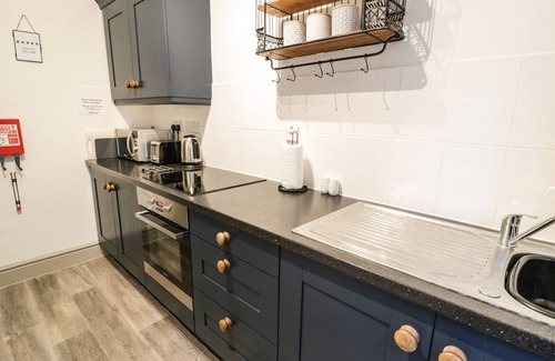 Barmouth Cabaña | SAPPHIRE SUITE, country holiday cottage in Barmouth