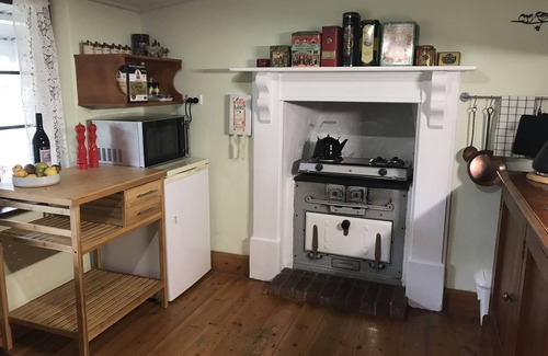 Penola Cabaña | Sarah's Cottage Penola: Charming colonial stone cottage, WiFi AC Fire Spa BBQ