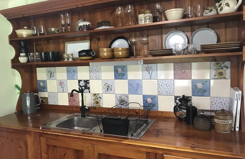 Penola Cabaña | Sarah's Cottage Penola: Charming colonial stone cottage, WiFi AC Fire Spa BBQ