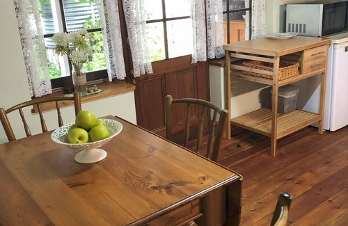 Penola Cabaña | Sarah's Cottage Penola: Charming colonial stone cottage, WiFi AC Fire Spa BBQ