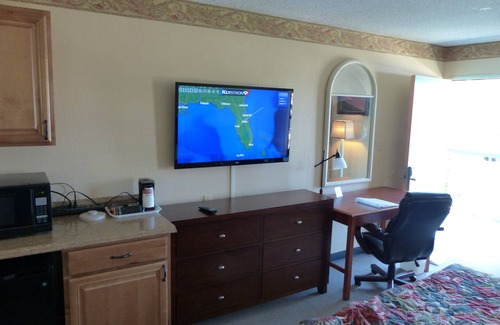 Trailer Estates Hotel | Sarasota "Deluxe King Waterfront Suite" # 201 En el hotel en 7150 N TAMIAMI TR