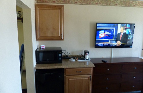 Trailer Estates Hotel | Sarasota "Deluxe King Waterfront Suite" # 201 En el hotel en 7150 N TAMIAMI TR
