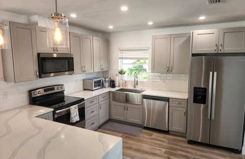 Southgate Casa | SARASOTA Heated Pool - Pet Friendly - Garage w/ EV Charger - Close to Beaches!