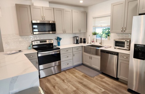 Southgate Casa | SARASOTA Heated Pool - Pet Friendly - Garage w/ EV Charger - Close to Beaches!