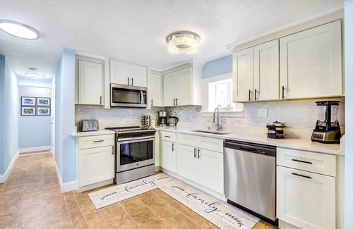 Bayou Oaks Casa | Sarasota Home w/ Screened Porch, Walk To Zoo!
