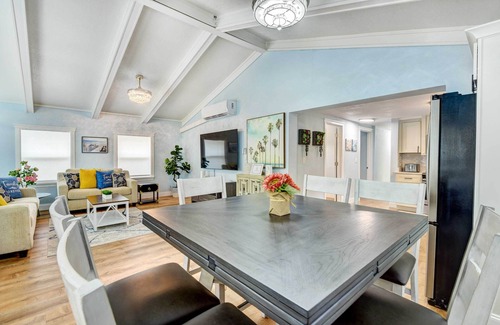 Bayou Oaks Casa | Sarasota Home w/ Screened Porch, Walk To Zoo!