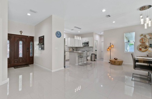 Bayou Oaks Casa | Sarasota House, A Perfect Beach Getaway!!! Spacious 4-bedroom house & Pool !!!