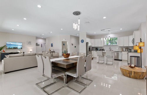 Bayou Oaks Casa | Sarasota House, A Perfect Beach Getaway!!! Spacious 4-bedroom house & Pool !!!
