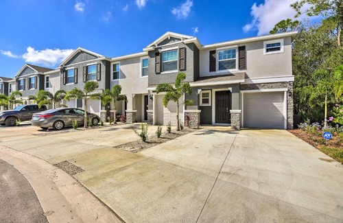 Braden River Casa | Sarasota Townhouse with Lanai about 10 Mi to Beach!