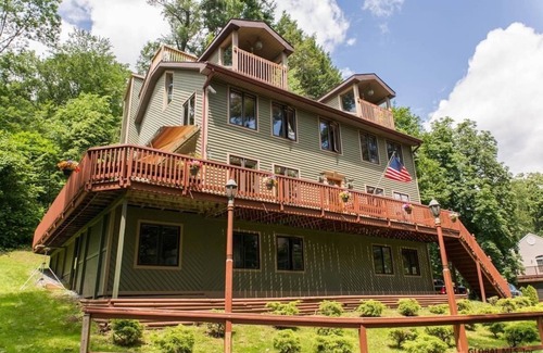 Saratoga Springs Casa | Saratoga Lake Huge 6BR + Private Boathouse