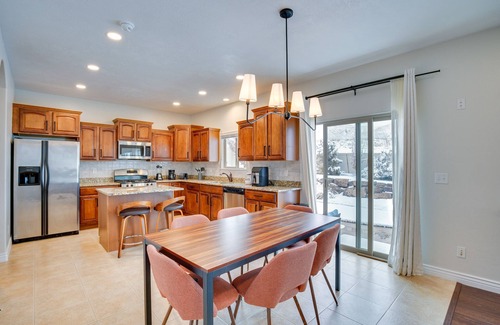 Saratoga Springs Casa | Saratoga Springs Family Home ~ 2 Mi to Utah Lake!