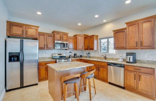 Saratoga Springs Casa | Saratoga Springs Family Home ~ 2 Mi to Utah Lake!
