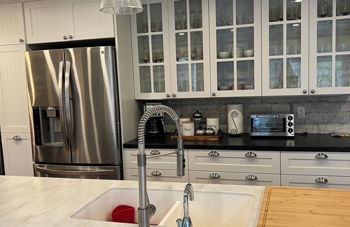 Sauble Beach Cabaña | Sauble Beach renovated, large modern cottage + chefs kitchen. 5 mins to Main St