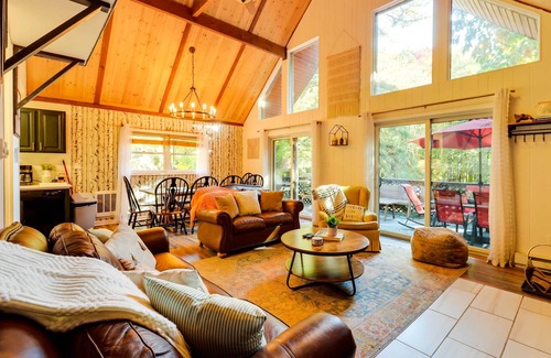 Lake Harmony Estates Cabina | Sauna & 2-Story Deck: Luxe Poconos Chalet