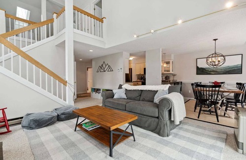 West Hartford Condominio | Sauna, Comm. Pool, Walk to Club | Deere Run 4A