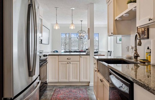 West Hartford Condominio | Sauna, Comm. Pool, Walk to Club | Deere Run 4A