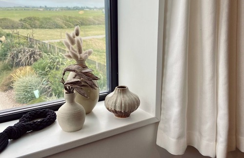 Warea Casa | Sauna, seafront, and architecture steps away from the Tasman Sea