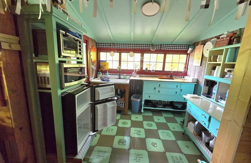Gamewell Cabina | Saunders Cabin- Creekside w/ample outdoor game space & fire pit