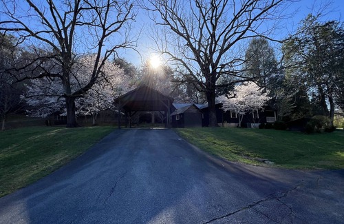 Sautee Nacoochee Cabaña | Sautee Valley Farm Cottage- 10 minutes from Helen and Unicoi State Park