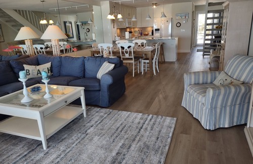 Palm Island Condominio | Savannah House "B" 2 Bedroom 2 1/2 Bath on the Beach!