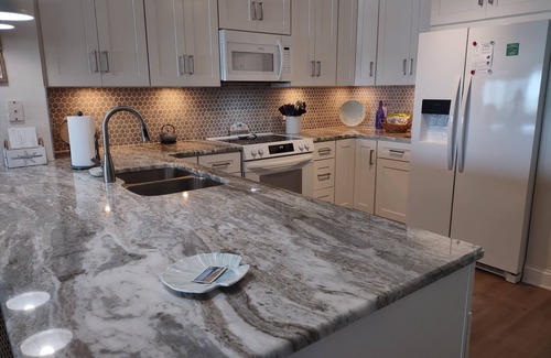 Palm Island Condominio | Savannah House "B" 2 Bedroom 2 1/2 Bath on the Beach!