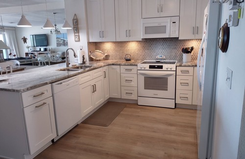 Palm Island Condominio | Savannah House "B" 2 Bedroom 2 1/2 Bath on the Beach!