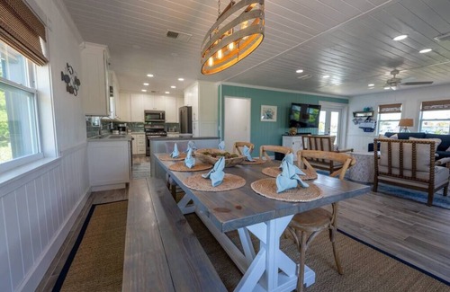 Treasure Cay Casa | Sawyer’s Seabreeze | Waterfront | Private Dock | Bunk Beds