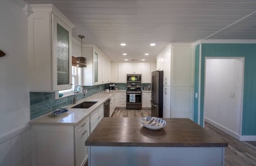 Treasure Cay Casa | Sawyer’s Seabreeze | Waterfront | Private Dock | Bunk Beds