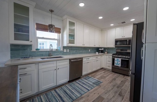 Treasure Cay Casa | Sawyer’s Seabreeze | Waterfront | Private Dock | Bunk Beds