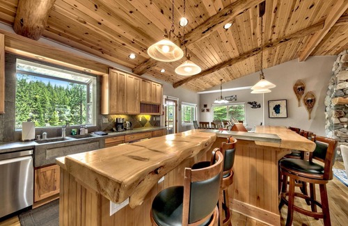 Tahoe Paradise Cabina | Saxon Creek Backyard Trail, Hot Tub, Pool Table, EV Plug, Forest Land