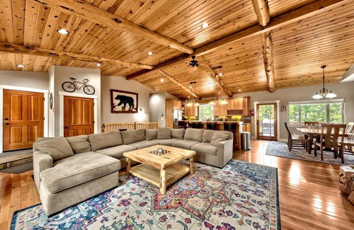 Tahoe Paradise Cabina | Saxon Creek Backyard Trail, Hot Tub, Pool Table, EV Plug, Forest Land