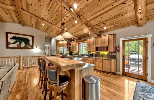 Tahoe Paradise Cabina | Saxon Creek Backyard Trail, Hot Tub, Pool Table, EV Plug, Forest Land