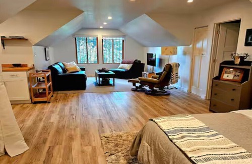 North Bend Casa | Say Hello To The Loft! Romantic, quiet, loads of activities & good food nearby.