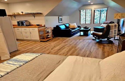 North Bend Casa | Say Hello To The Loft! Romantic, quiet, loads of activities & good food nearby.
