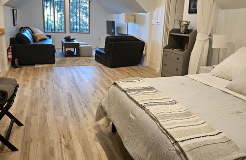 North Bend Casa | Say Hello To The Loft! Romantic, quiet, loads of activities & good food nearby.