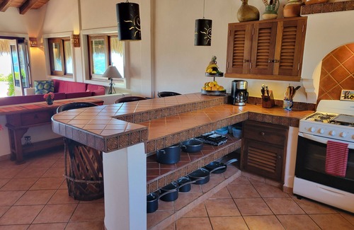 North End Villa | Hogar de calidad Hilltop. Océano sin fin, montaña, vistas a la selva. Piscina privada.