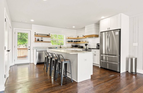 Scaly Mountain Otro | Scaly Mtn/Highlands Modern NC Farmhouse-6.5 AC 2 Creeks
