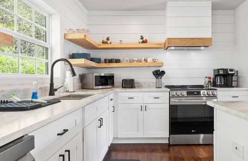 Scaly Mountain Otro | Scaly Mtn/Highlands Modern NC Farmhouse-6.5 AC 2 Creeks